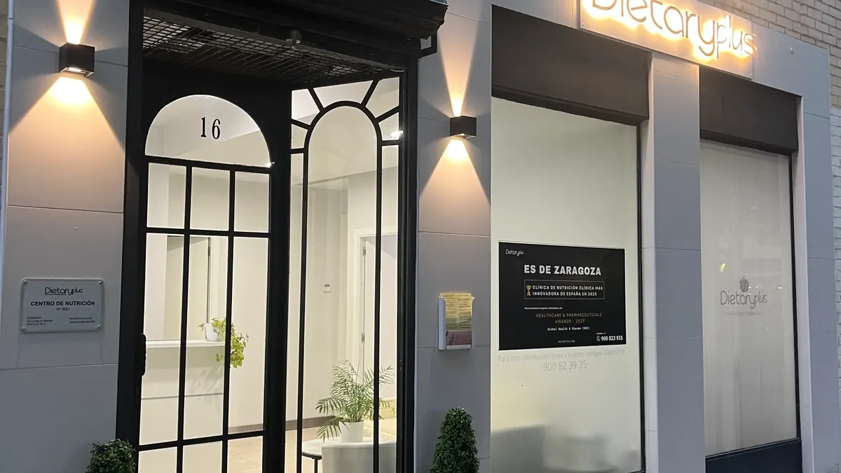 Fachada de la clínica DietaryPlus en Zaragoza, especializada en Método Redox
