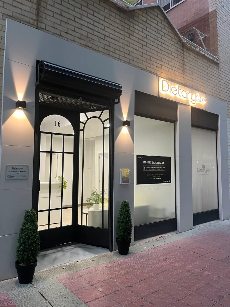Clínica DietaryPlus - Entrada iluminada del centro de nutrición en Zaragoza (Actur)